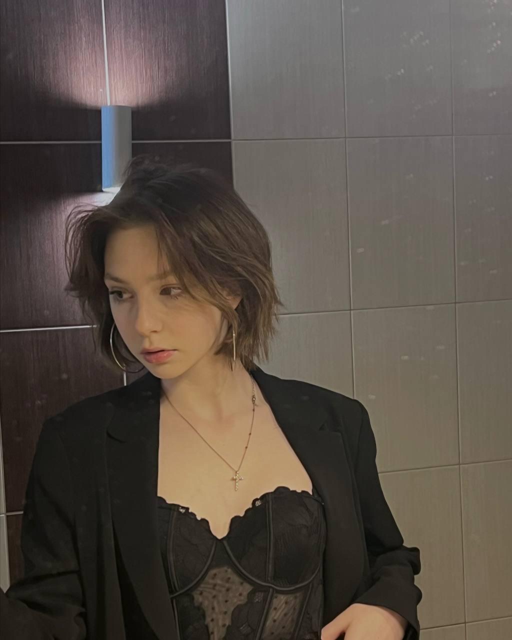 А тут pupka anupka сфоткалась в туалете засветив свой чёрный корсет.