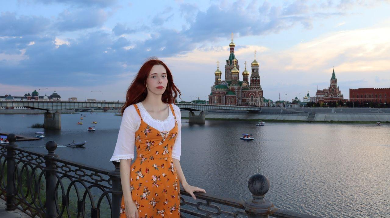 Павлова на фоне храма. Павлова на фоне храма.