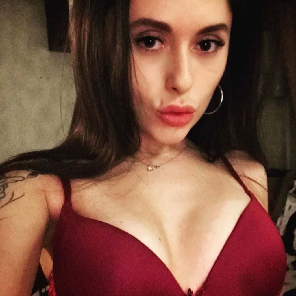 Горячая Ева Карицкая - жена рэпера Паши Техника из Versus Battle в желтой кофте. Горячая Ева Карицкая - жена рэпера Паши Техника из Versus Battle в желтой кофте.