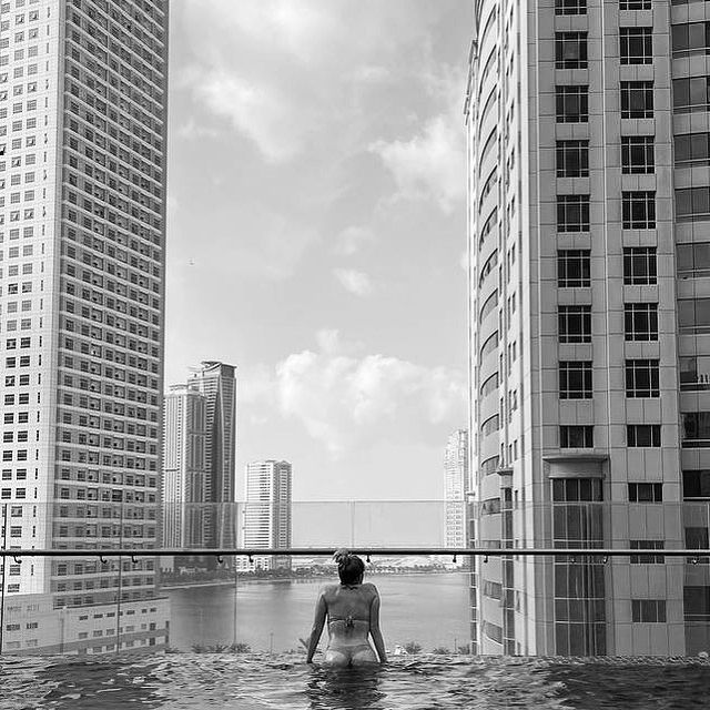 Горячий чёрно - белый снимок Вяликовой в бассейне в купальнике, вид со спины. Горячий чёрно - белый снимок Вяликовой в бассейне в купальнике, вид со спины.