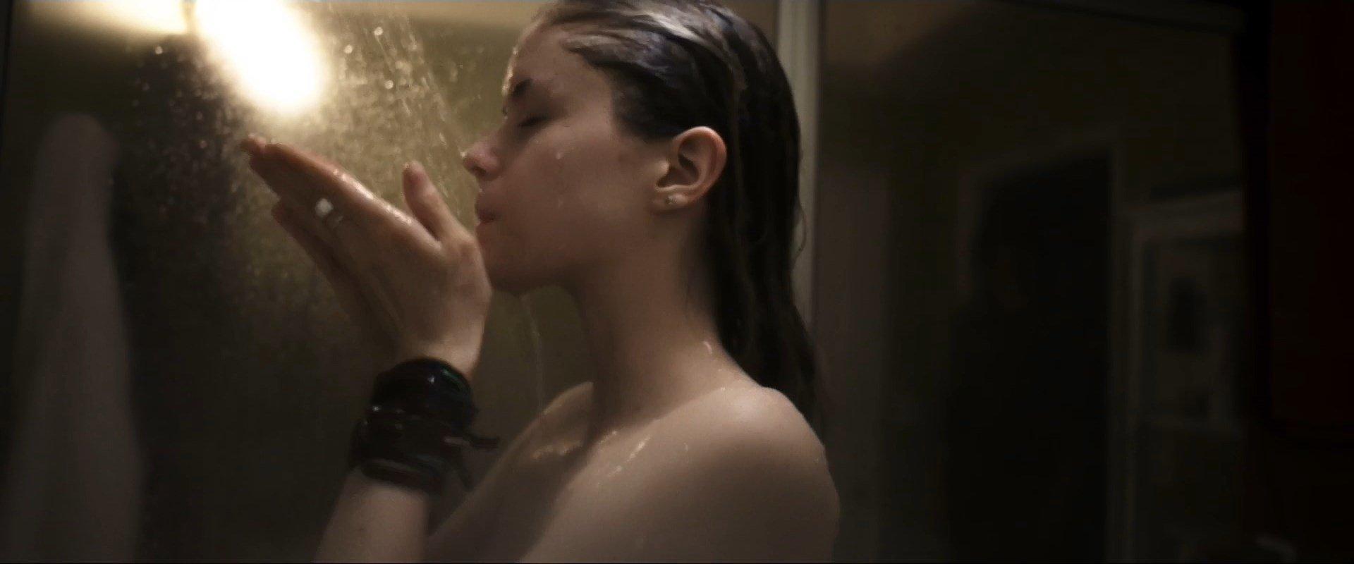 Ещё один кардор из кино в стиле "НЮ" на котором Эрин Мориарти принимает душ в обнажённом виде.