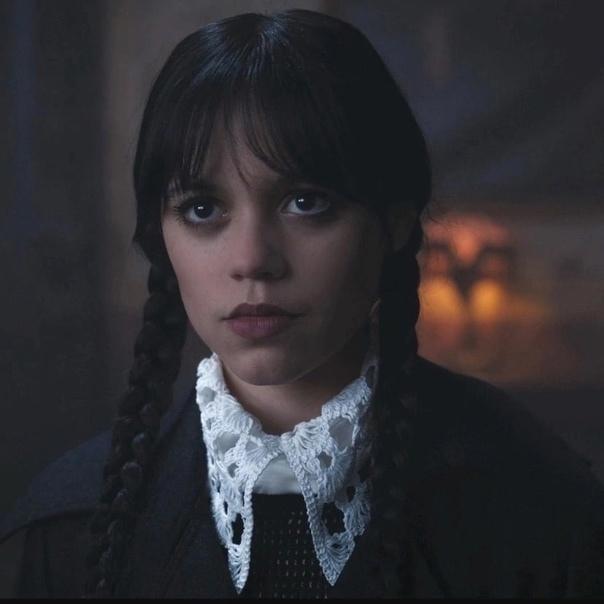 Уэнсдей (Wednesday) популярный персонаж одноименного сериала, которую сыграла Дженна Ортега.