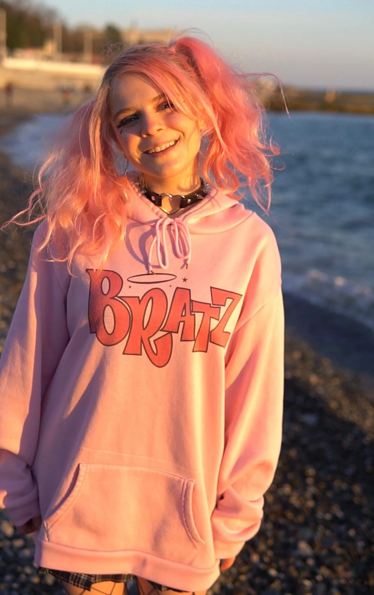 Чтобы найти её в тик токе нужно добавить в адрес @emiroys. Чтобы найти её в тик токе нужно добавить в адрес @emiroys.