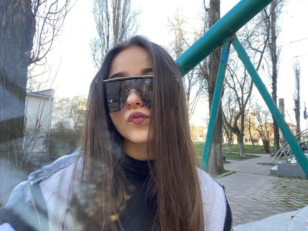 Он предложил Насте играть Полину Штефан. Он предложил Насте играть Полину Штефан.