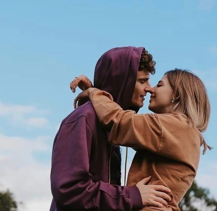 Горячий и страстный поцелуй Покров и Бабича на слитых в сеть фотках.