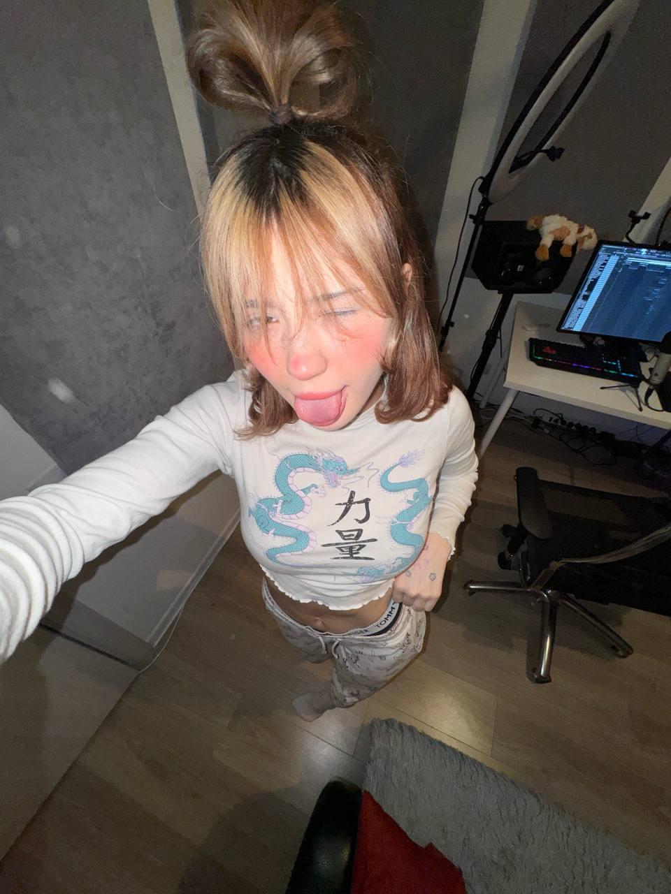 Домашнее селфи с flaffyx без макияжа, но с языком и в пижаме.