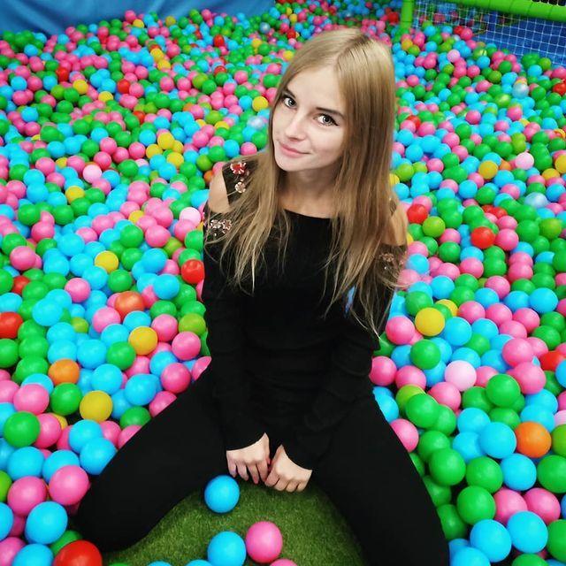 Валентина иногда в падает в детство и заходит в детскую игровую комнату (но наверное с сыном). Валентина иногда в падает в детство и заходит в детскую игровую комнату (но наверное с сыном).