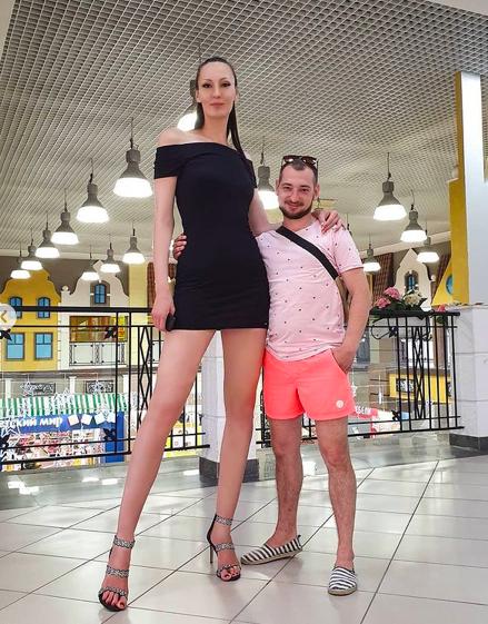 Эффектная баскетболистка в чёрном коротком платье и её парень. Эффектная баскетболистка в чёрном коротком платье и её парень.