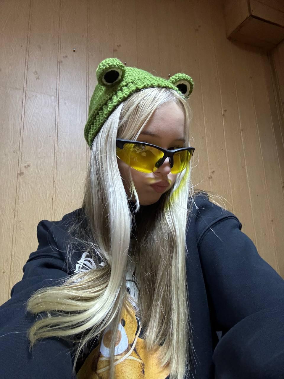 Угарные селфи в шапочке лягушки. Угарные селфи в шапочке лягушки.