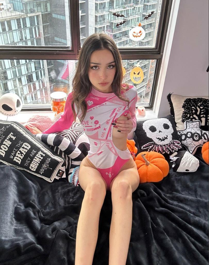 Модель онлифанс Lola Moon на фото в сплошном купальнике. Модель онлифанс Lola Moon на фото в сплошном купальнике.