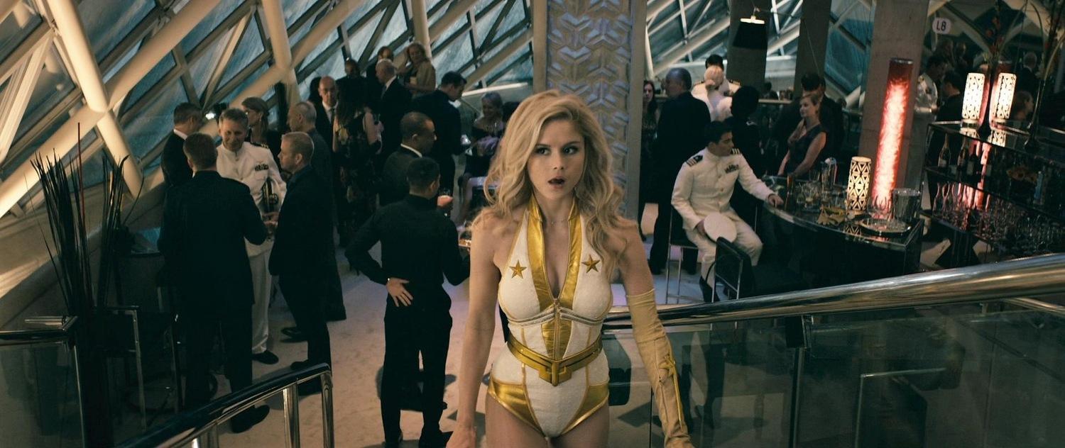 Эффектный снимок из сериала "Пацаны" с сексуальной Эрин Мориарти в косплей костюме Старлайт.