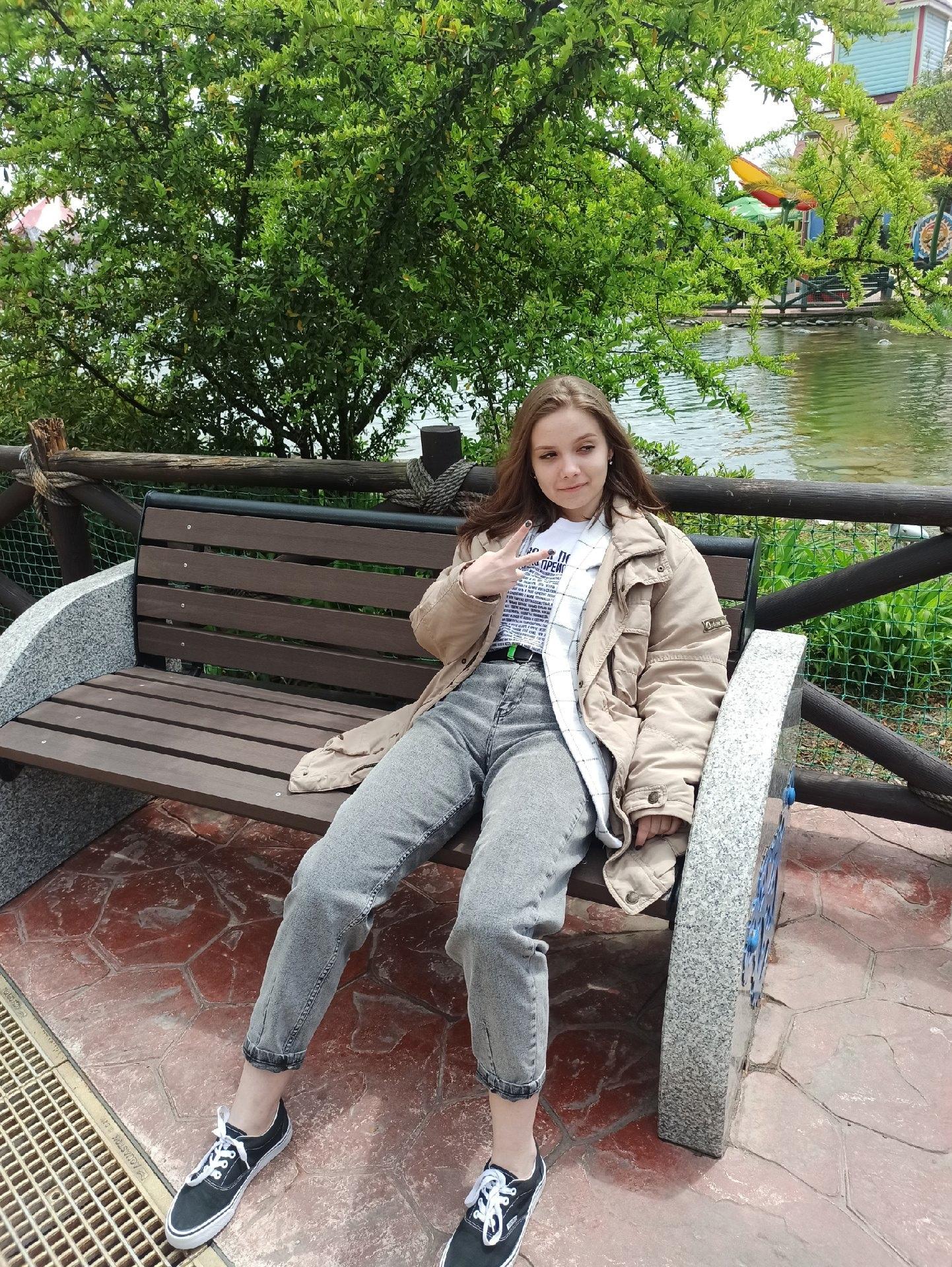 Летняя прикольная фотка Тристезен  на лавке в парке отдыха.