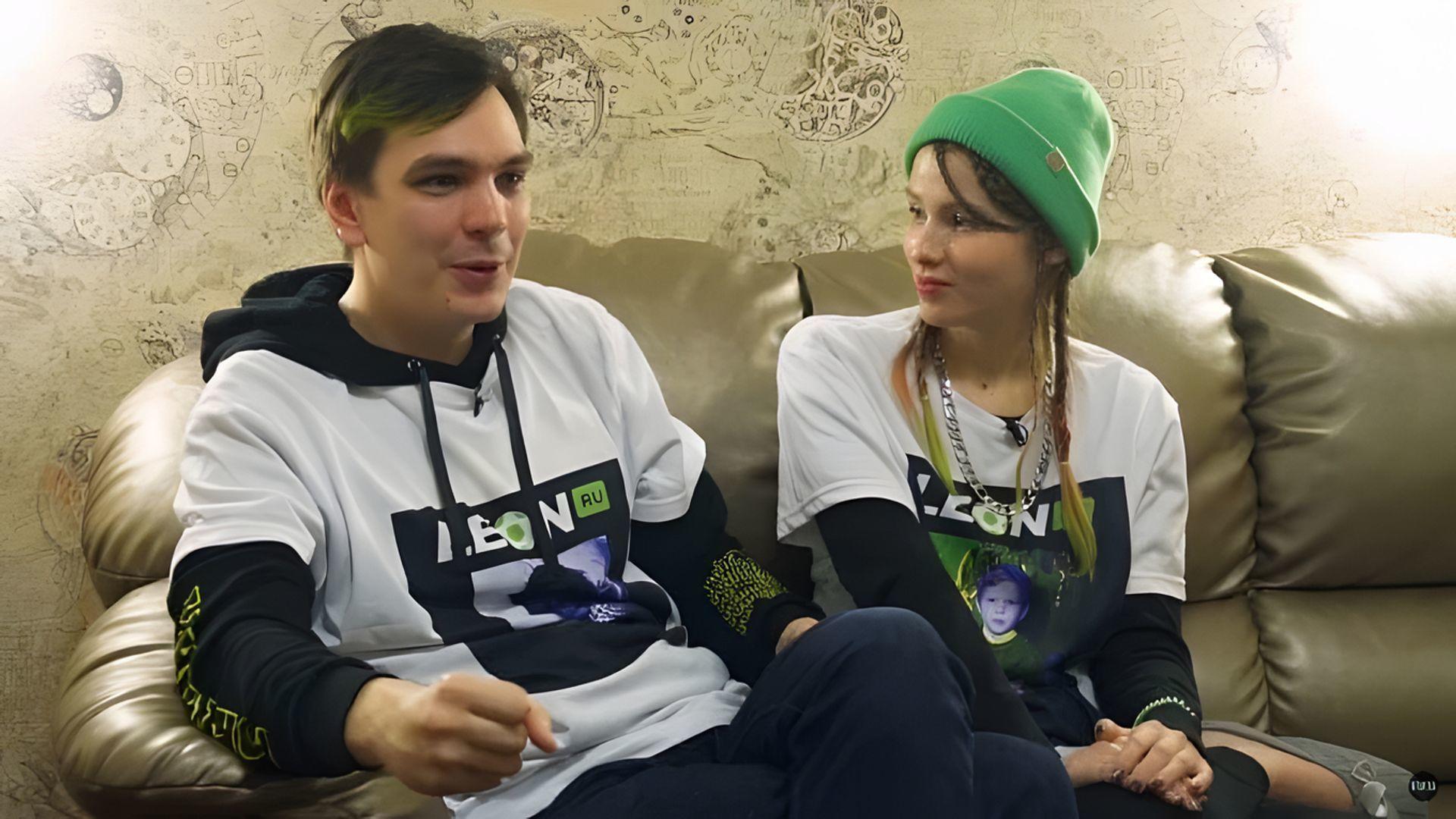 Смешная фотка Гнойный и Саша куромушка в зелёной шапке. Смешная фотка Гнойный и Саша куромушка в зелёной шапке.