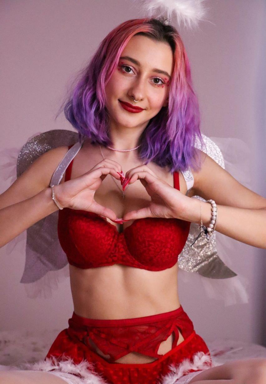 Тиктокерша bilberry.varenik на горячем фото в красном нижнем белье.