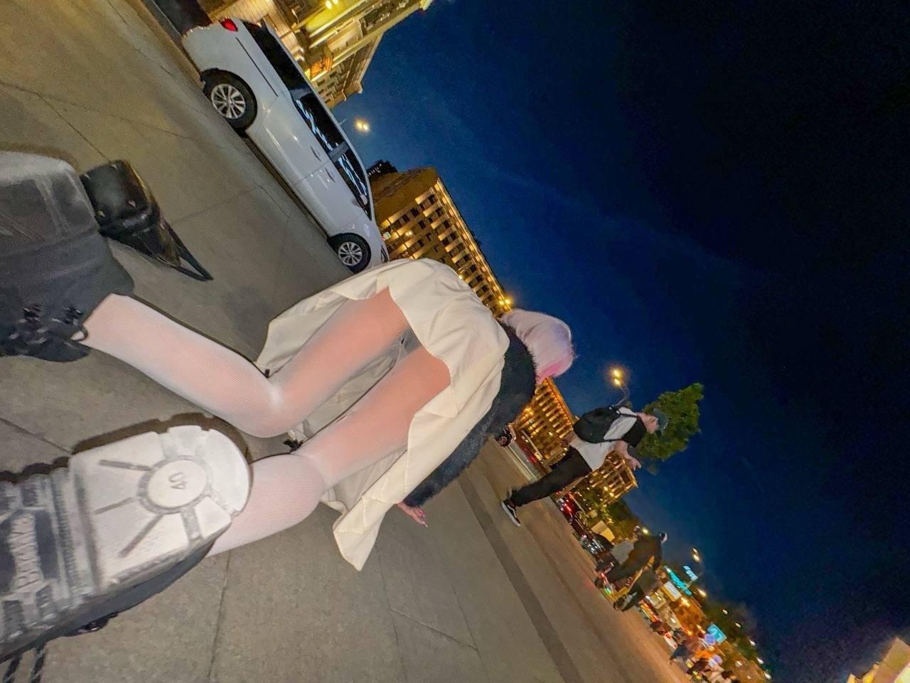 А тут девушка на корточках ползает по улицам города в короткой юбке и белых чулках. А тут девушка на корточках ползает по улицам города в короткой юбке и белых чулках.