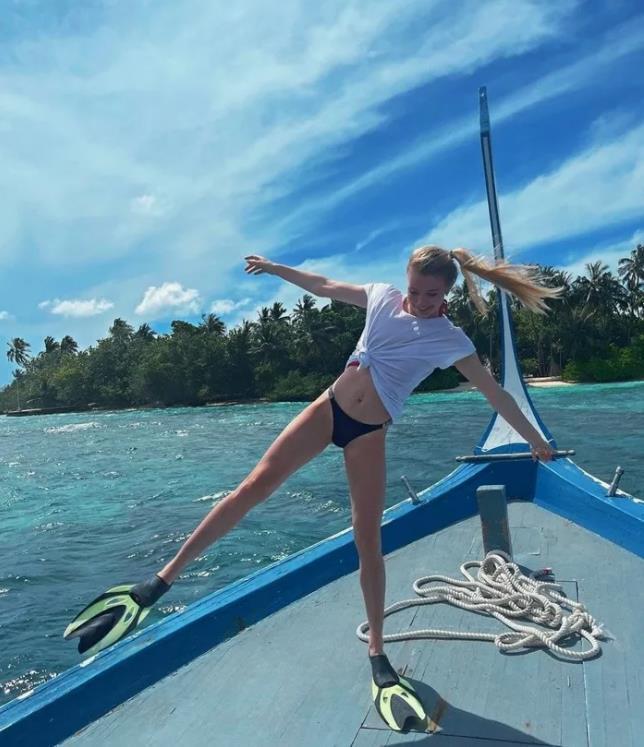 Смешное фото Куличенко на яхте в купальнике и ластах. Смешное фото Куличенко на яхте в купальнике и ластах.