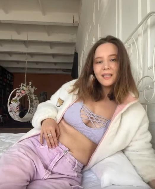 Горячая фотка Айши из социальных сетей в открытом топе. Горячая фотка Айши из социальных сетей в открытом топе.