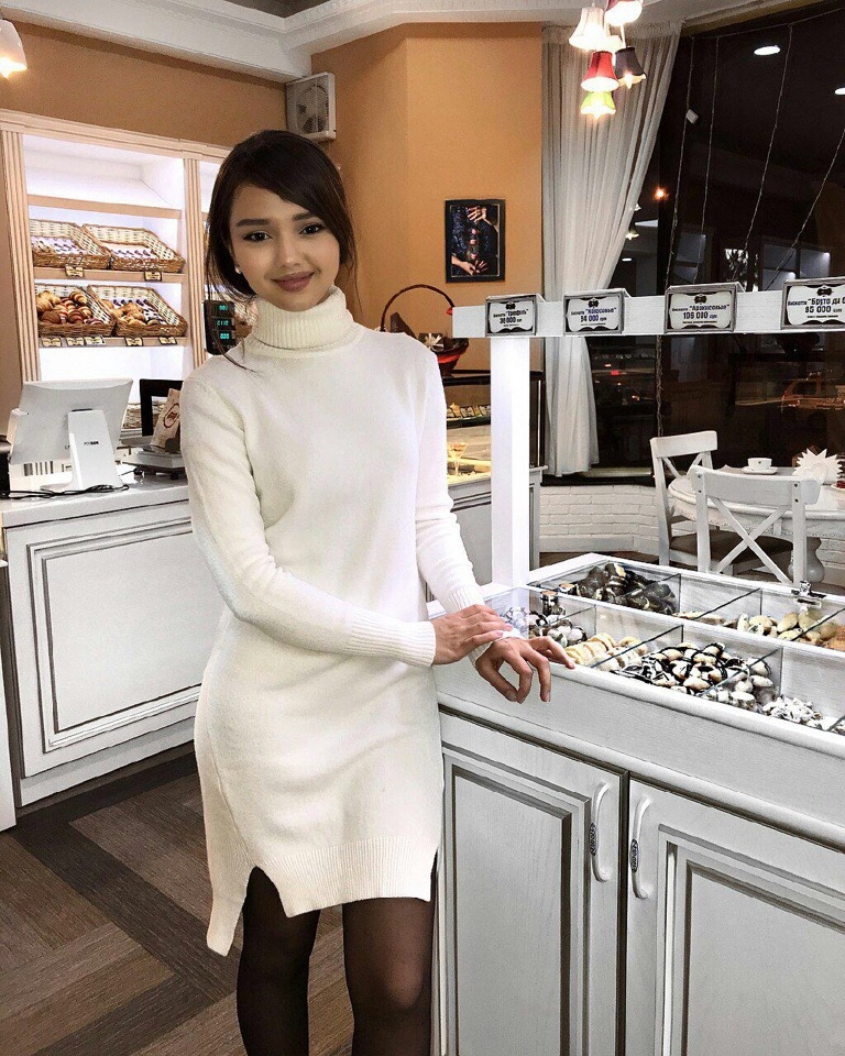 Ещё одна фото слитая из магазина сладостей с Nargiss Fiami в коротком платье и чулках. Ещё одна фото слитая из магазина сладостей с Nargiss Fiami в коротком платье и чулках.