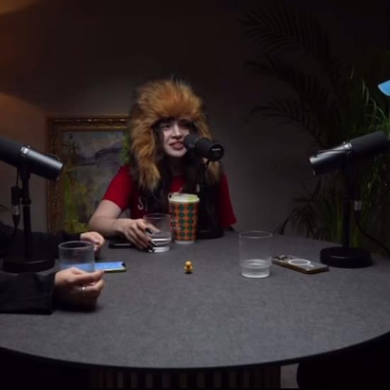 Baby Cute на интервью в зимней шапке. Baby Cute на интервью в зимней шапке.