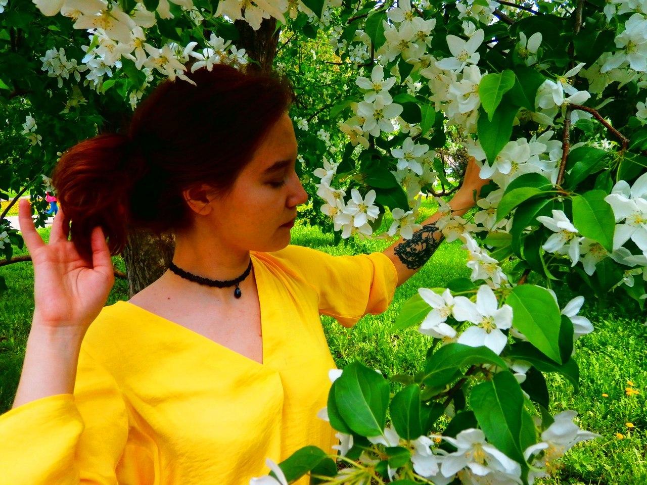 Летнее фото Лагеевой в платье среди цветов. Летнее фото Лагеевой в платье среди цветов.