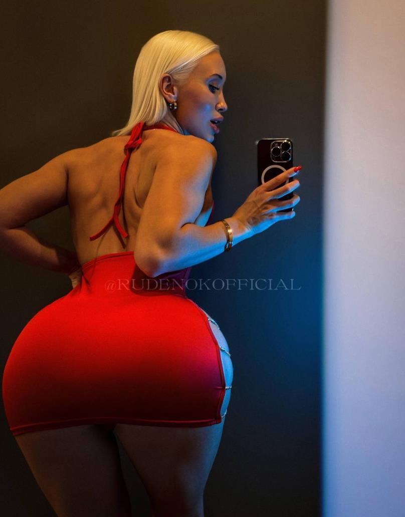 Ещё одно селфи в красном коротком платье, с демонстрацией ягодиц. Ещё одно селфи в красном коротком платье, с демонстрацией ягодиц.