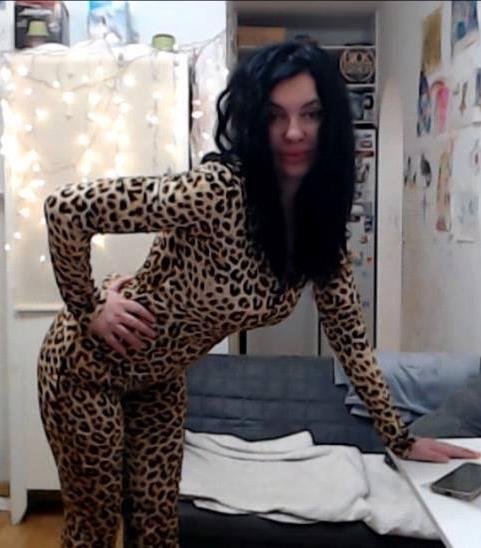 В леопардовом костюме. В леопардовом костюме.