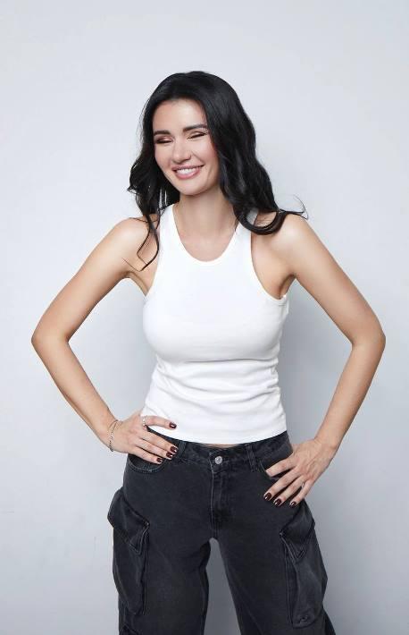 Обычный весёлый и улыбающийся снимок Дианы в повседневной одежде. Обычный весёлый и улыбающийся снимок Дианы в повседневной одежде.