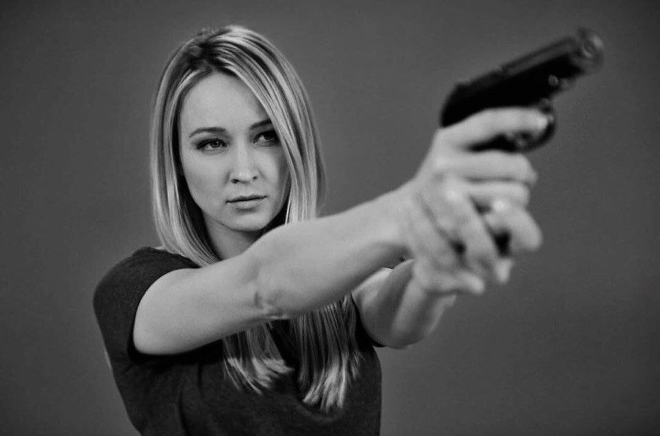 Чёрно белый снимок Паниной с пистолетом, таким постом она поздравила всех мужчин с 23 февраля.