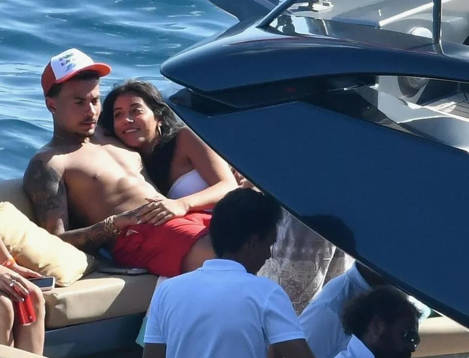 Ещё один совместный кадр парочки с отдыха, который слили в сеть. Ещё один совместный кадр парочки с отдыха, который слили в сеть.