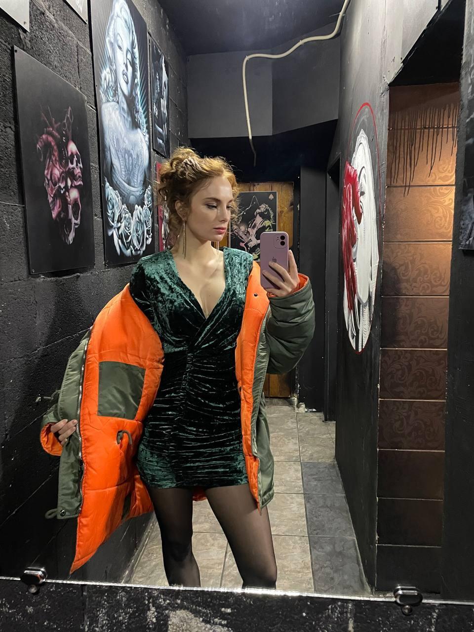 Соблазнительное селфи Лисовой в платье и чулках.