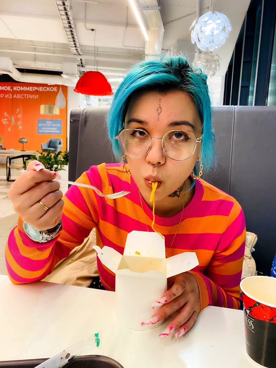 Смешные кадры за поеданием лапши от канимы. Смешные кадры за поеданием лапши от канимы.