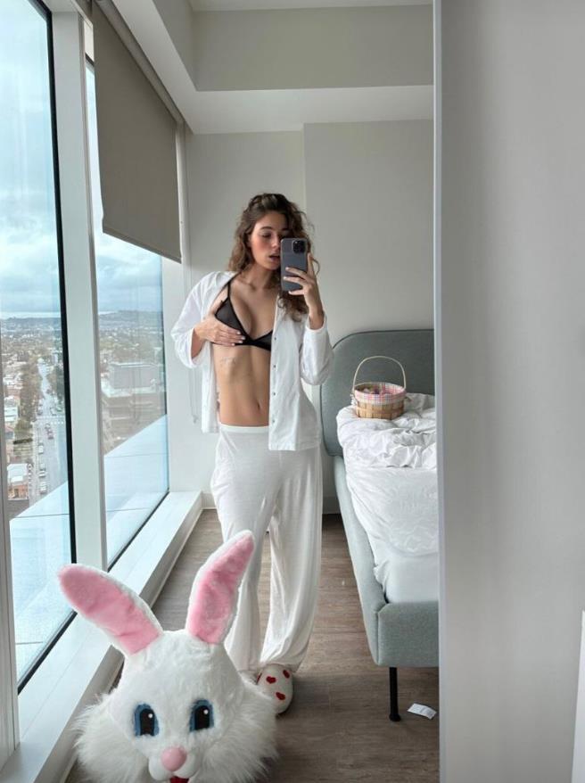 Откровенное селфи maligoshik в пижаме чёрном лифчике, которое она слила в сеть. Откровенное селфи maligoshik в пижаме чёрном лифчике, которое она слила в сеть.