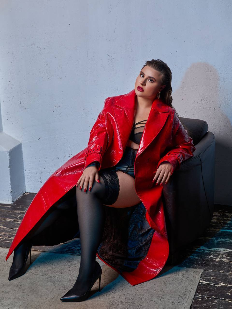 Горячие фото блогера "Вероны" в нижнем чёрном белье и красном плаще. Горячие фото блогера "Вероны" в нижнем чёрном белье и красном плаще.