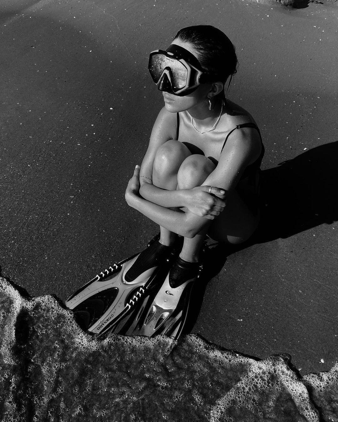 Чёрно-белый снимок с пляжа в купальнике, маске и ластах для плаванья. Чёрно-белый снимок с пляжа в купальнике, маске и ластах для плаванья.