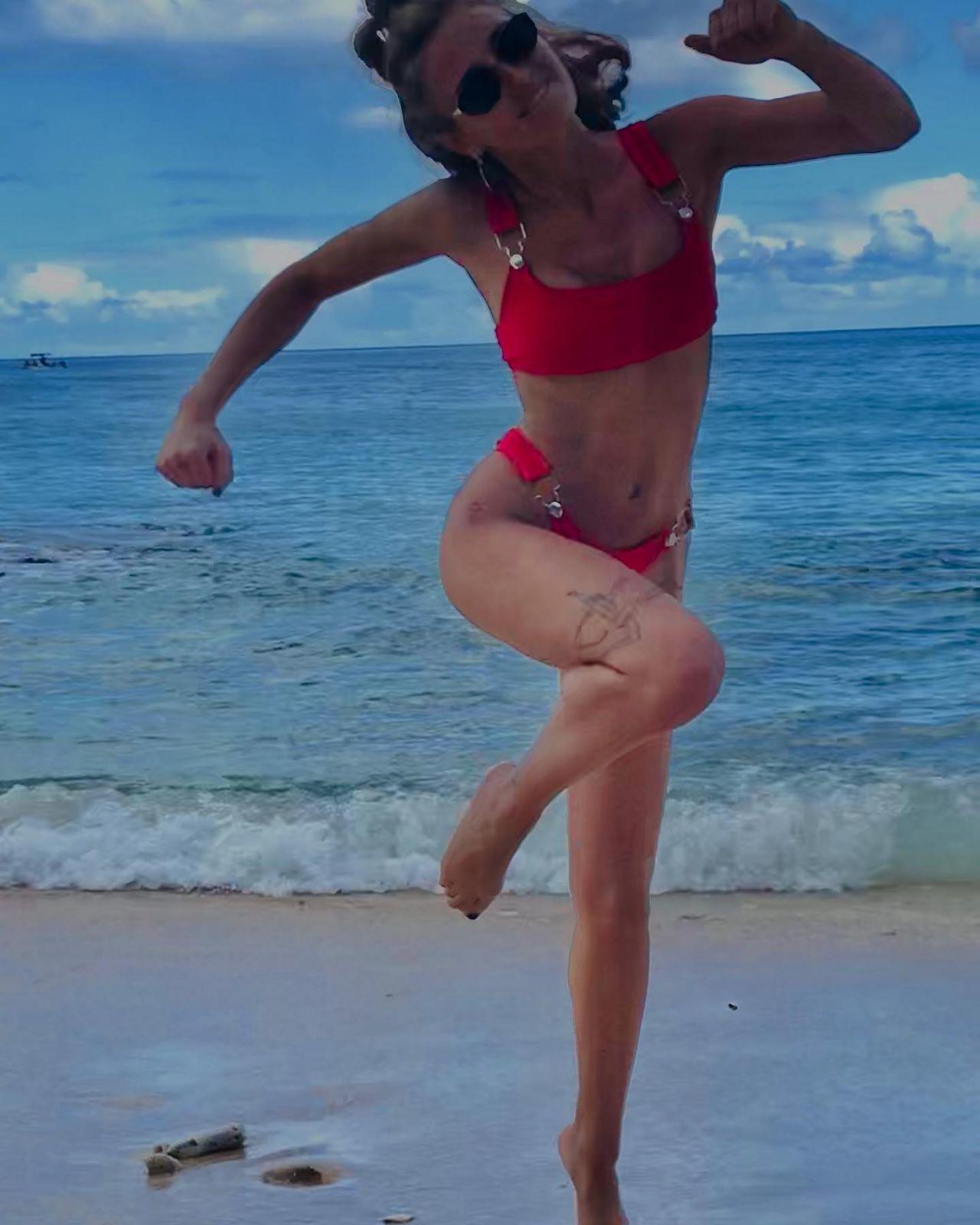 Смешная фотка Пернелл в красном купальнике, так же на ноге видно татуировку. Смешная фотка Пернелл в красном купальнике, так же на ноге видно татуировку.