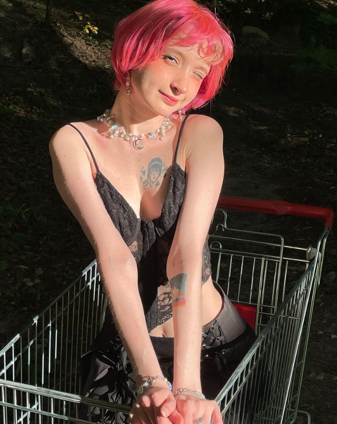 Коноха на фото в короткой стрижкой и в чёрном пеньюаре.