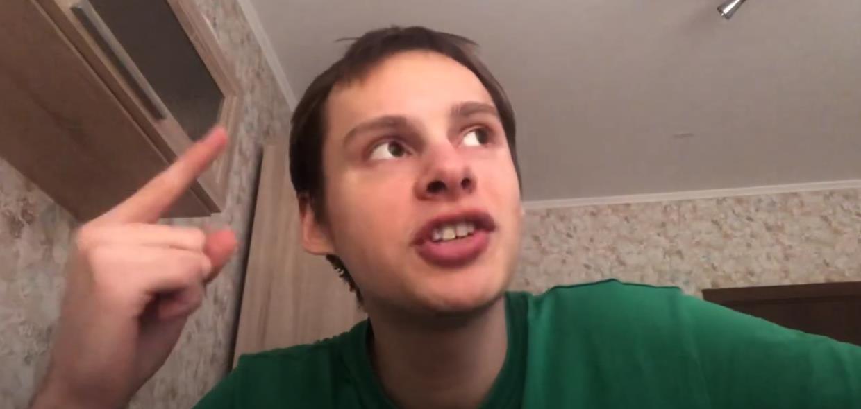 Скриншот с трансляции m4kx1m2003 с короткой причёской. Скриншот с трансляции m4kx1m2003 с короткой причёской.