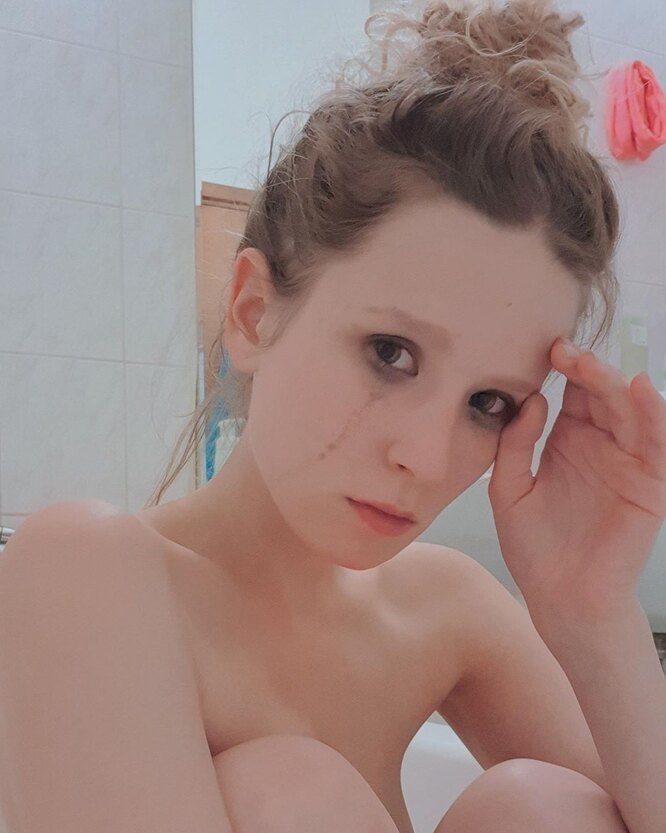 А на этой слитой в сеть фотографии обнажённая певица Монеточка плачет в своей ванной. А на этой слитой в сеть фотографии обнажённая певица Монеточка плачет в своей ванной.