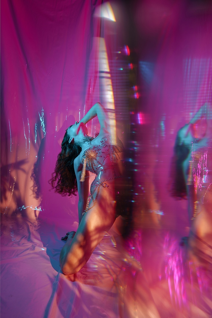 Откровенные снимки в сексуальном наряде телесного цвета. Откровенные снимки в сексуальном наряде телесного цвета.