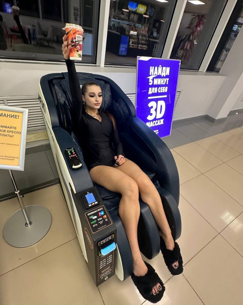 Горячая фотка из Телеграмм архива госпожи Эвелин в чёрном сплошном купальнике в массажном кресле с голыми ногами. Горячая фотка из Телеграмм архива госпожи Эвелин в чёрном сплошном купальнике в массажном кресле с голыми ногами.