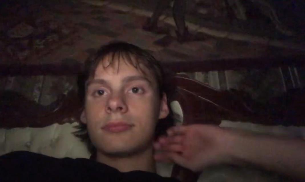 Одно из селфи Макса в каком то тёмном помещении. Одно из селфи Макса в каком то тёмном помещении.