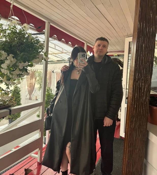 Селфи в кафе Папич и брюнетка Уля "kspersss". Селфи в кафе Папич и брюнетка Уля "kspersss".