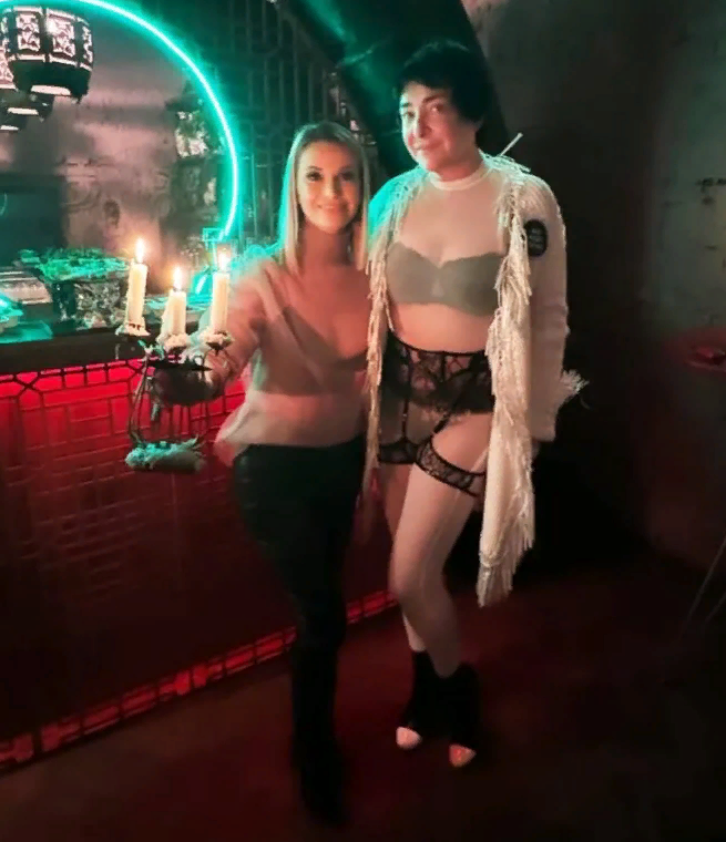 Смешная фотка Ольга Орлова "Держит свечку" на вечеринке у Насти Ивлеевой. Тот случай, когда, да была и да держала свечку).