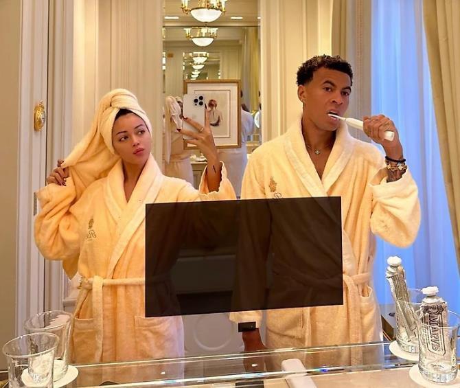 Смешное фото Делли Алии чистит зубы, а Синди Кимберли делает селфи в халате. Смешное фото Делли Алии чистит зубы, а Синди Кимберли делает селфи в халате.