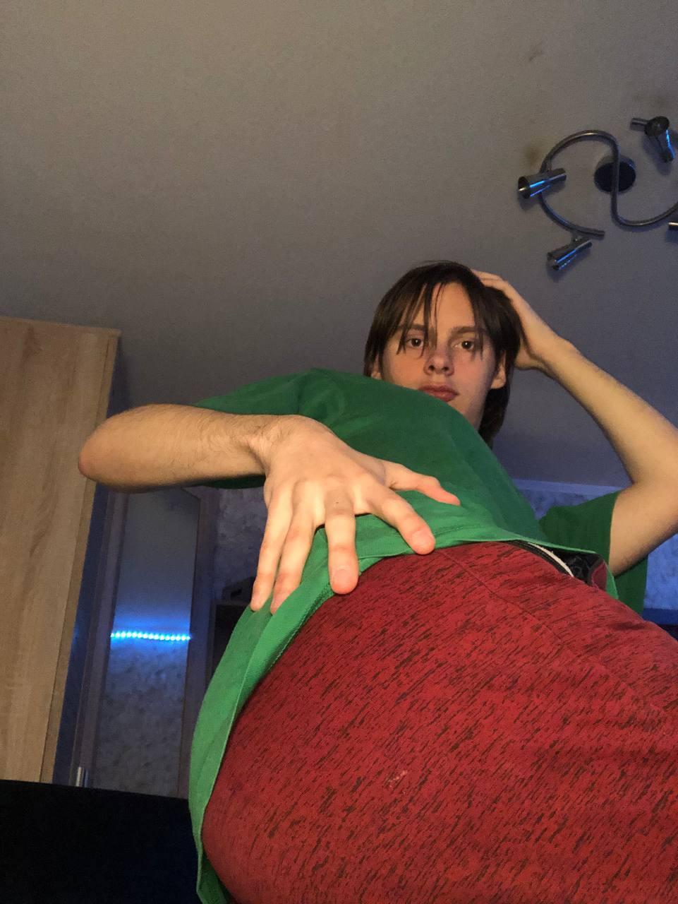 Тут "Максим 2003" почувствовал себя изящной танцовщицей и показал подписчикам свои бёдра. Тут "Максим 2003" почувствовал себя изящной танцовщицей и показал подписчикам свои бёдра.