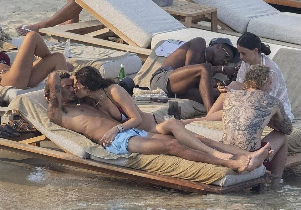 Попавшие в сеть фотографии на которых Руби, целует Деле прямо на пляже. Попавшие в сеть фотографии на которых Руби, целует Деле прямо на пляже.