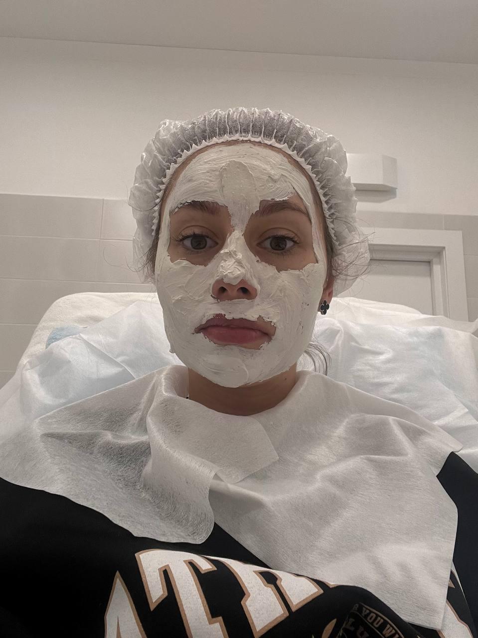 Угарная фотка Каролины в СПА салоне с маской на лице. Угарная фотка Каролины в СПА салоне с маской на лице.