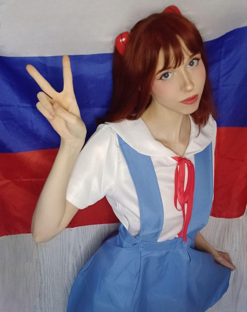 Косплей фото в аниме стиле на фоне флага РФ. Косплей фото в аниме стиле на фоне флага РФ.