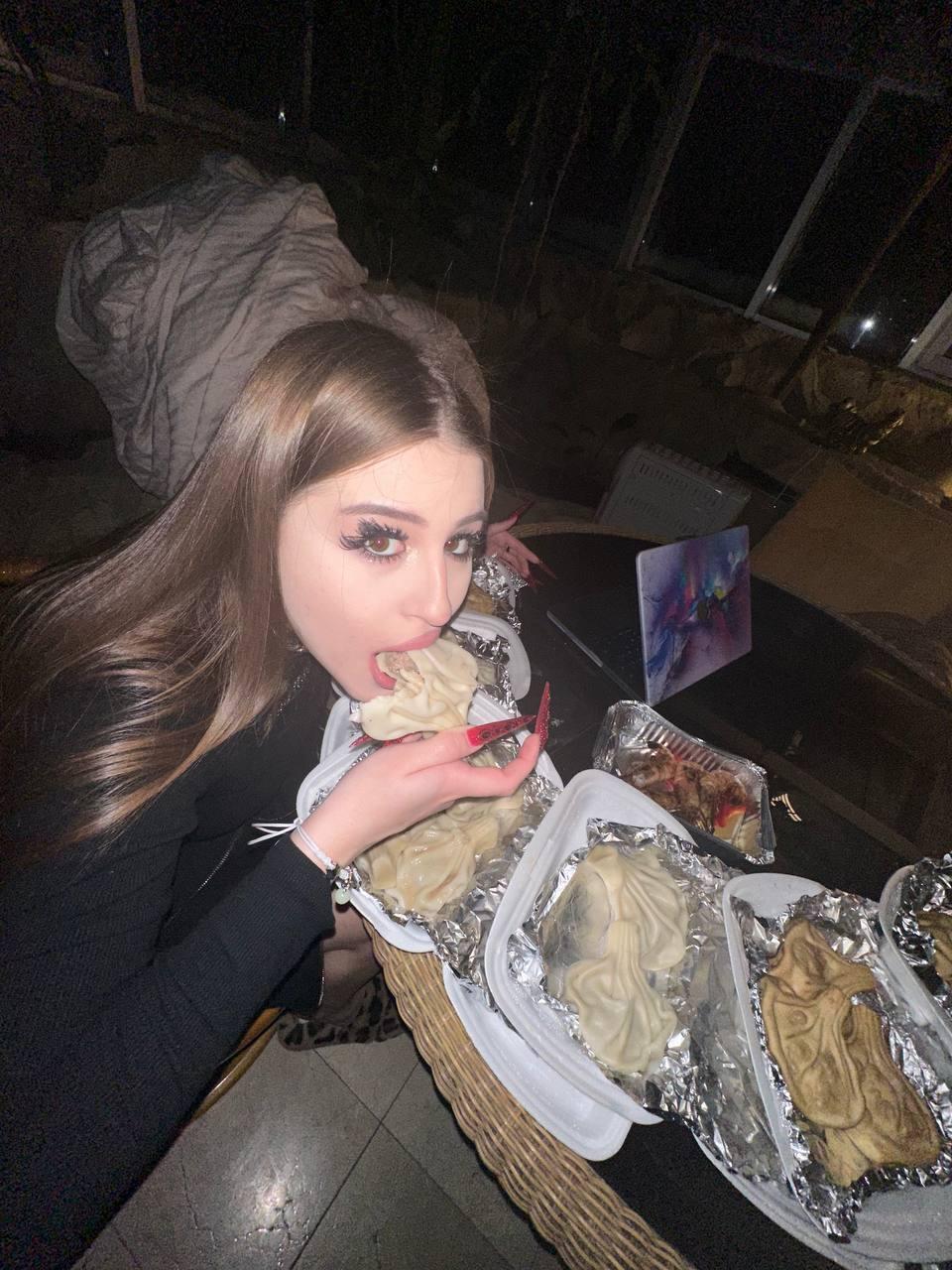 Смешные фотки где Эвелин хомячит хинкали. Смешные фотки где Эвелин хомячит хинкали.