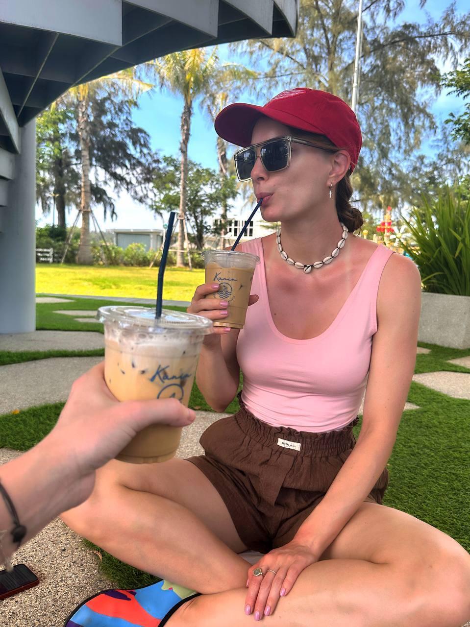 Обычный кадр из реальной жизни Марии с коктейлем.